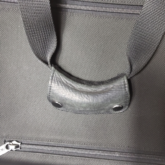 Tumi 225D3 Black Carry-on Travel Overnight Bag Case with Shoulder Strap-17x13x8" - Picture 15 of 15